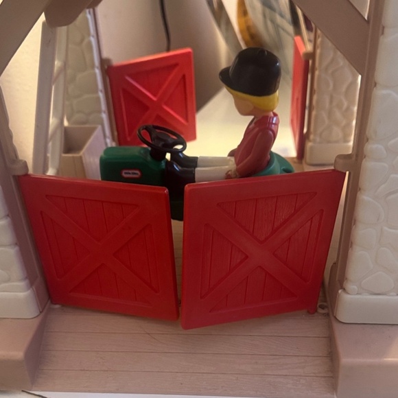 Rare vintage little tikes Farm Playset with Red and Green Barn - Picture 3 of 3